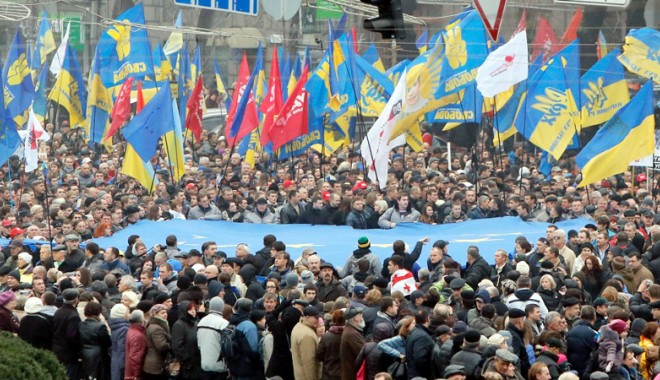 Protestele continuă la Kiev, mii de persoane manifestează în fața Parlamentului - proteste-1386075695.jpg