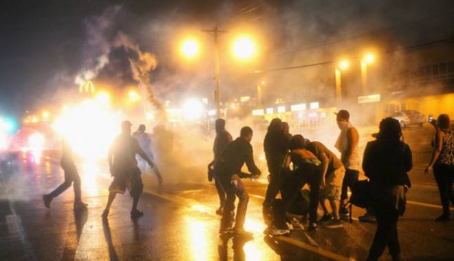 SUA / Noi proteste la Ferguson, soldate cu 15 arestări - proteste-1417261400.jpg