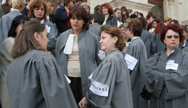 Proteste ale grefierilor în toată țara. S-a întrerupt temporar activitatea - proteste-1475856799.jpg