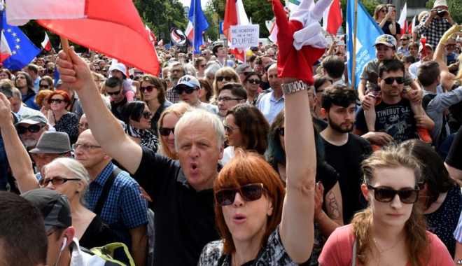 Proteste la Varșovia împotriva reformelor din sistemul judiciar - proteste-1500292722.jpg