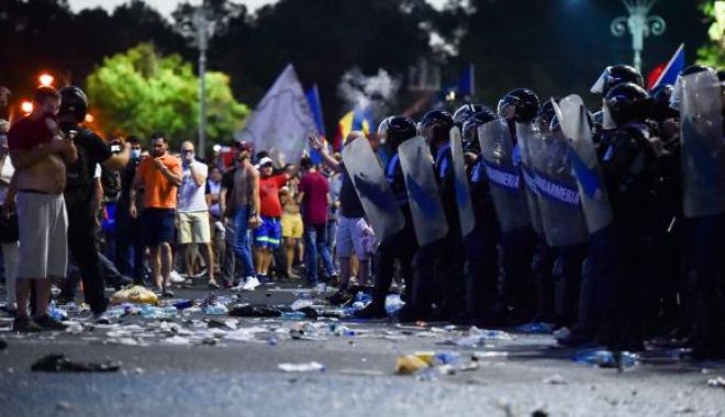 Cei doi jandarmi bătuți la mitingul din 10 august au fost decorați de MAI, alături de alți 36 de militari și polițiști - proteste-1543493400.jpg