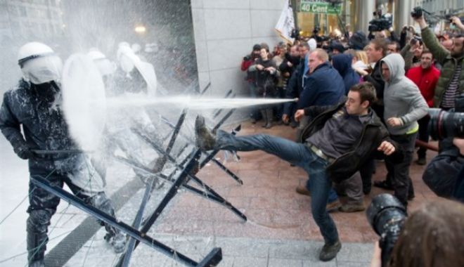 Proteste violente la Bruxelles. Mii de oameni în stradă, gaze lacrimogene și tunuri cu apă - proteste-1544986675.jpg