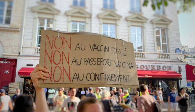 France 24: „Francezii au protestat pentru al doilea weekend consecutiv,  împotriva introducerii permisului sanitar şi a vaccinării anti-COVID-19” - proteste-1627199957.jpg