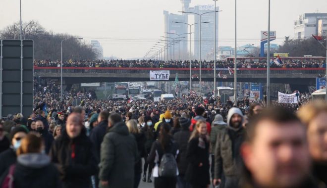 Mii de protestatari au blocat bulevardele şi autostrăzile din Serbia - proteste-1638691596.jpg