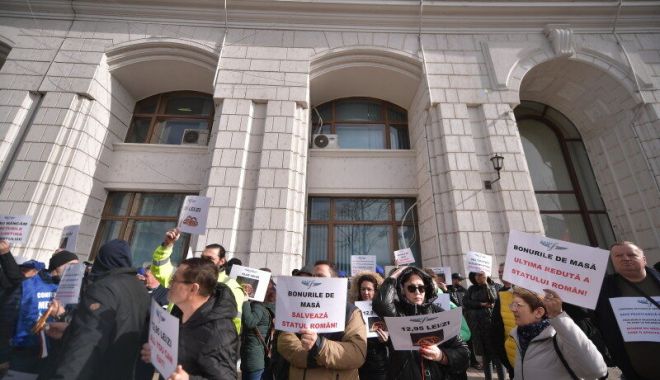 Peste 150 de sindicalişti din aeroporturi protestează în faţa Ministerului Finanţelor