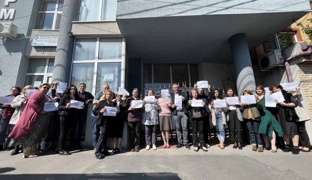 Angajații Agenției pentru Protecția Mediului Constanța continuă protestele - proteste-apm-20-mai-1716195622.jpg