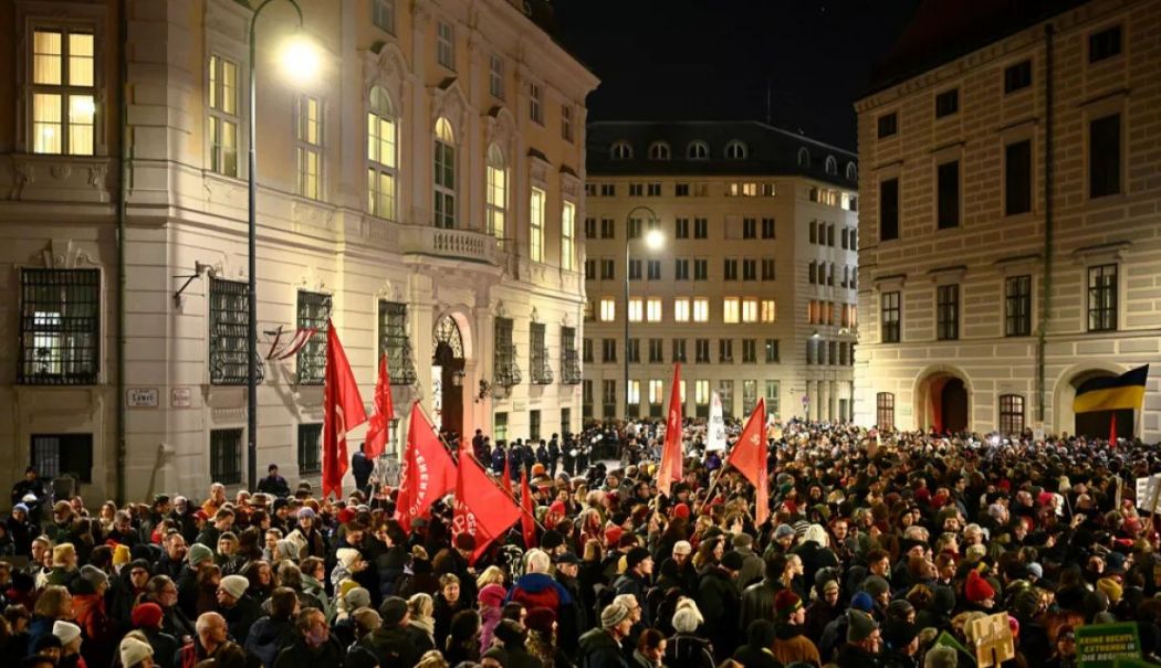 Zeci de mii de oameni au ieșit în stradă în Austria: „Nu vrem un cancelar de extremă dreapta” - proteste-austria-1736510393.jpg