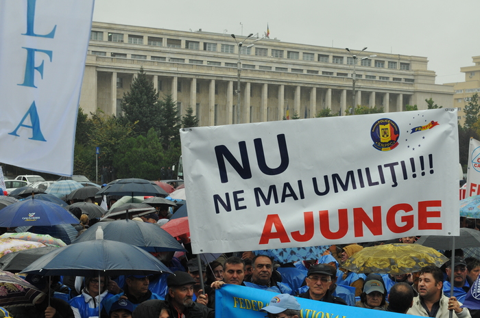 Zeci de angajaţi, din nou în stradă! Bugetarii sunt revoltaţi, îşi strigă nemulţumirile