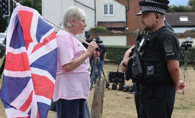 Proteste anti-imigrație la Londra: mai mulți bărbați mascați au încercat să intre cu forța într-un hotel - proteste-londra-1756798218.jpeg