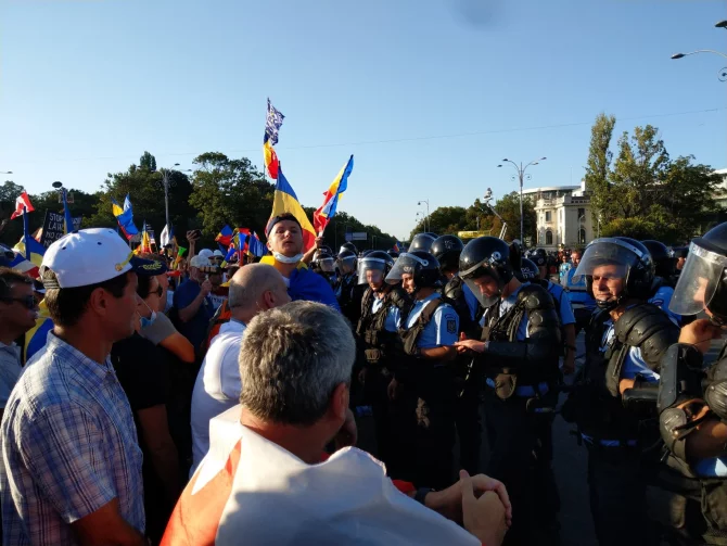 Protest 10 august. Câteva sute de oameni la Victoriei. Altar pentru victimele Caracal + Colectiv - proteste10august18124500-1565451917.jpg