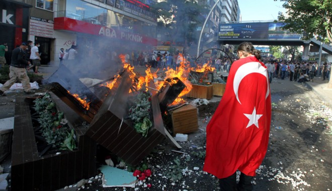 Proteste ample în Istanbul: Aproximativ 10.000 de manifestanți au cerut demisia Guvernului - protesteampleinistanbul-1387818267.jpg