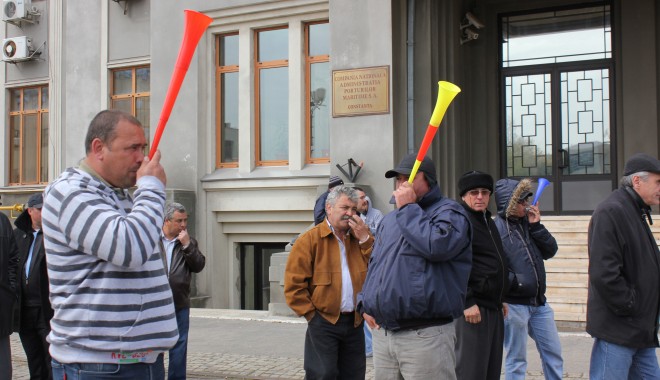 Greviștii din portul Constanța au intrat în cea de-a treia lună de proteste - protesteapc1-1335162962.jpg