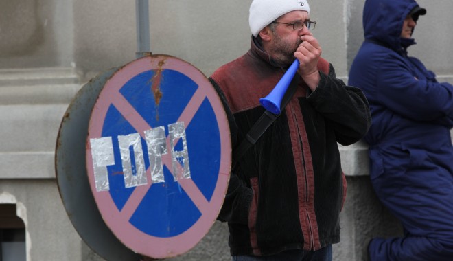 DEMISII ÎN PORTUL CONSTANȚA / Trei directori de la APC au cedat. Urmează POPA? - protesteapc25-1334645696.jpg