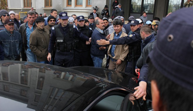 Doar polițiștii și jandarmii mai muncesc la administrația portului Constanța - protesteapc27-1334689666.jpg