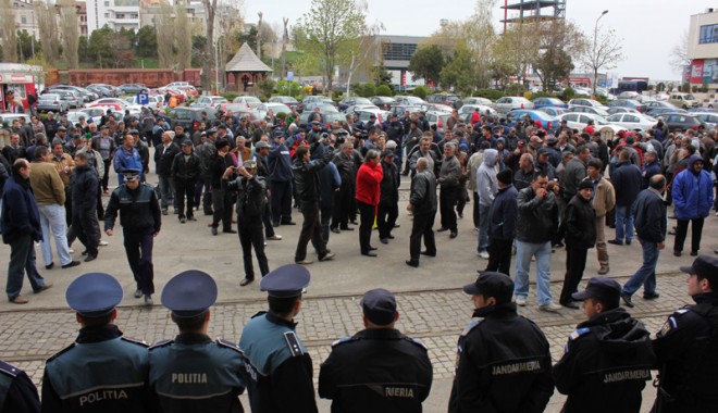 Doar polițiștii și jandarmii mai muncesc la administrația portului Constanța - protesteapc45-1334689692.jpg