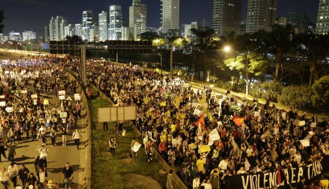 Protest de amploare în Brazilia. Peste trei milioane de oameni au cerut demisia președintei - protestebraziliafinalacupaconfed-1457955058.jpg