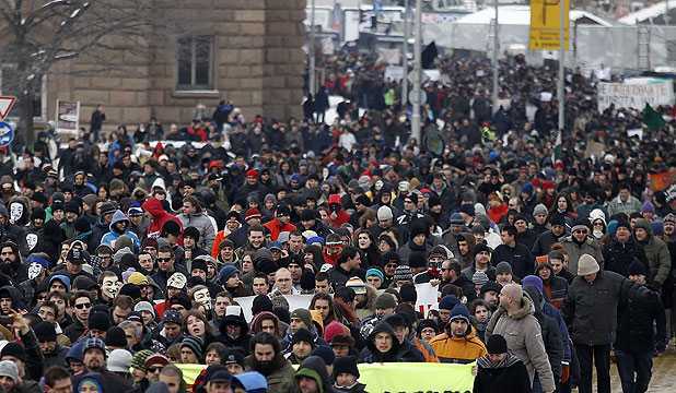 Bulgarii protestează în stradă față de costurile mari ale energiei electrice - protestebulgariaacta-1361110165.jpg
