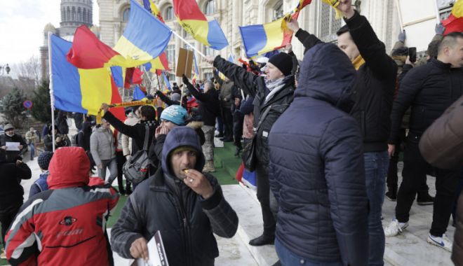 Protestele AUR de la Parlament: Două persoane au fost reținute - protestee-1640168003.jpg