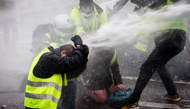 Proteste violente în Grecia, la 10 ani după ce un adolescent  a fost ucis de poliție - protestegrecia-1544194647.jpg