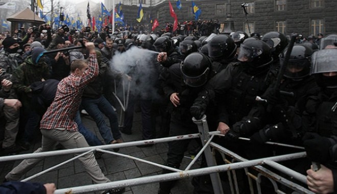 Haos la Kiev! Un jurnalist rus și cameramanul care îl însoțea, răpiți și agresați - protestekiev-1391372539.jpg