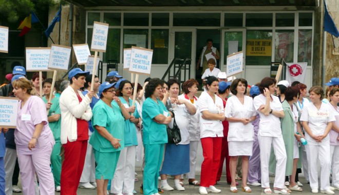 Sanitarii pleacă în Marșul Tăcerii - protestemedici-1381670338.jpg