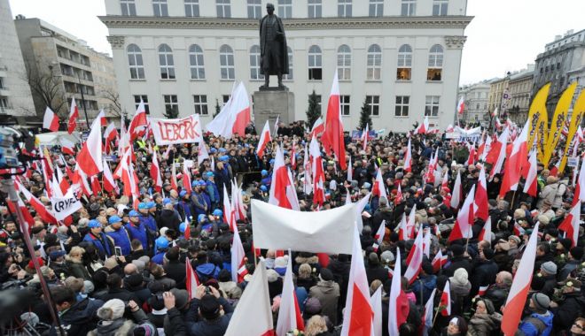 Proteste în Polonia faţă de interzicerea avorturilor - protestepolonia-1603460317.jpg