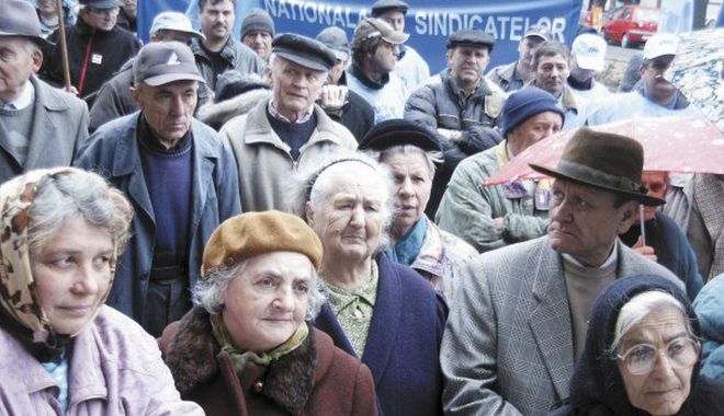 Pensionarii ies în stradă - protestesursaestnews-1601536040.jpg