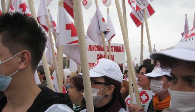 Sindicaliştii Sanitas ies în stradă - protestesursaeuropafm-1604390944.jpg
