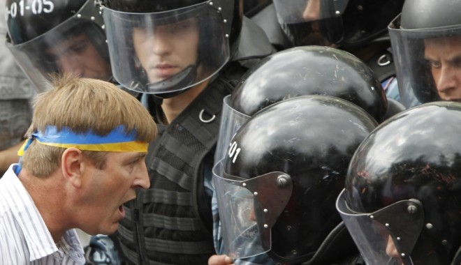 Ucraina / Protestatarii au preluat controlul asupra administrației prezidențiale. Ianukovici a fugit - protesteucraina-1393070813.jpg