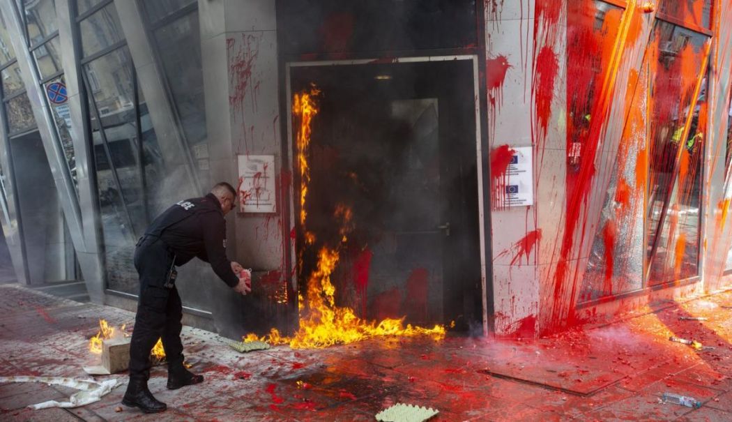 Proteste violente în Bulgaria. Susținătorii unui partid pro-rus au incendiat reprezentanța CE la Sofia - protesteviolenteantiueinbulgaria-1740238998.jpg