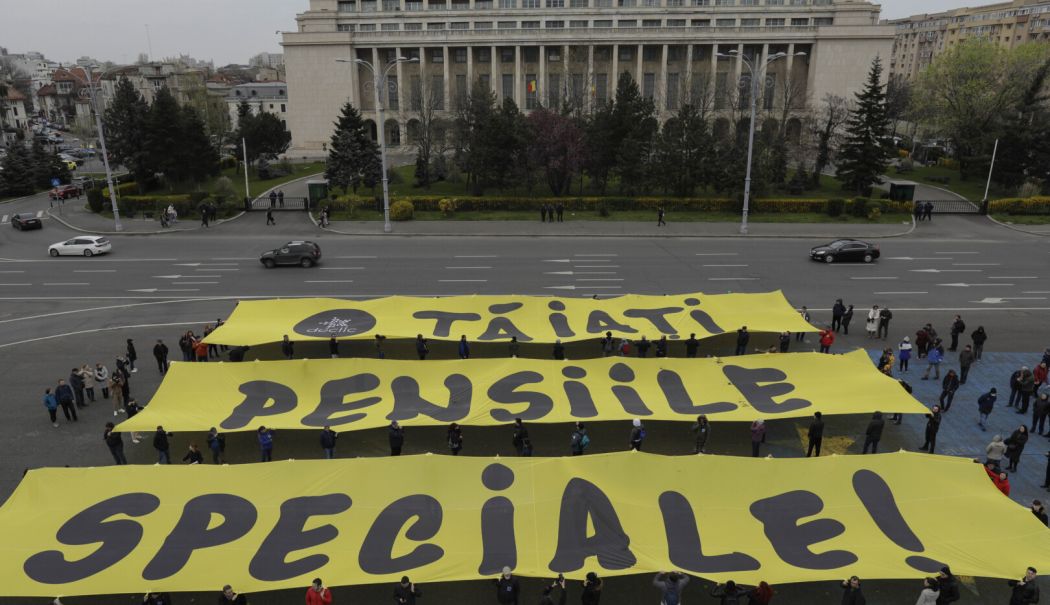 Organizaţiile civice protestează în Piața Victoriei. ”Vrem drepturi egale, fără pensii speciale!” - protestfarapensiispeciale-1763555847.jpg