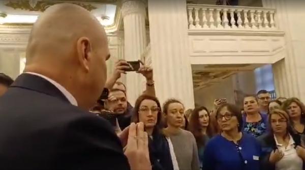 Protest de amploare la Senat după ce au fost anunțate concedieri masive. Angajații s-au dus peste Ilie Bolojan