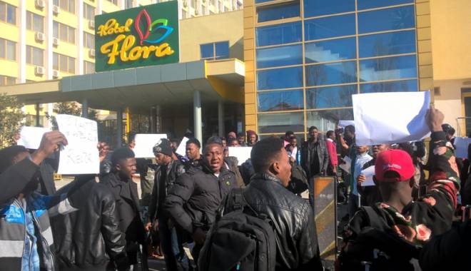 Studenții nigerieni de la UMC, protest împotriva hotelului Flora unde sunt cazați: 