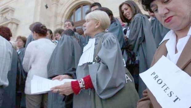 Un nou protest în justiție. Grefierii reclamă lipsa unui statut al profesiei, inechități salariale, deficit de personal - protestgrefieri1139510009601100-1552302778.jpg