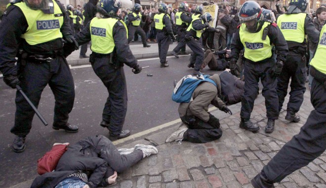 Peste 100  de persoane  au fost arestate la Londra - protestlondra-1312818721.jpg