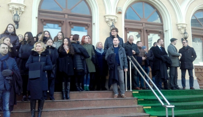 PROTEST LA CONSTANȚA / Judecătorii și procurorii constănțeni IES ÎN STRADĂ - protestmagistrati-1513587695.jpg