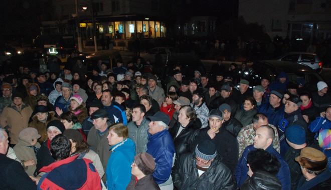 Protest în fața primăriei Mangalia - protestmangalia1-1321983783.jpg