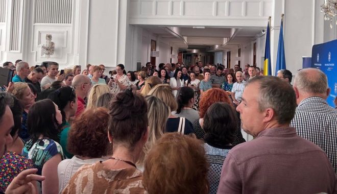 Angajații de la Finanțe continuă protestele. Boloș: 