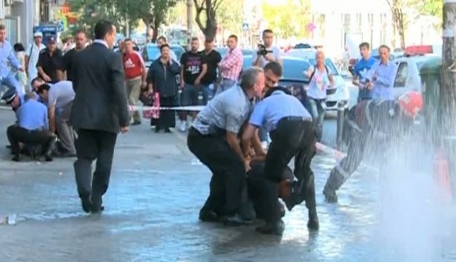 Protest extrem la Primăria Sectorului 5: doi bărbați au amenințat că-și dau foc. Unul dintre ei a murit. - protestp551437500-1347276476.jpg