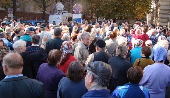 Pensionarii protestează săptămâna viitoare, la București - protestpensionari3-1321444020.jpg
