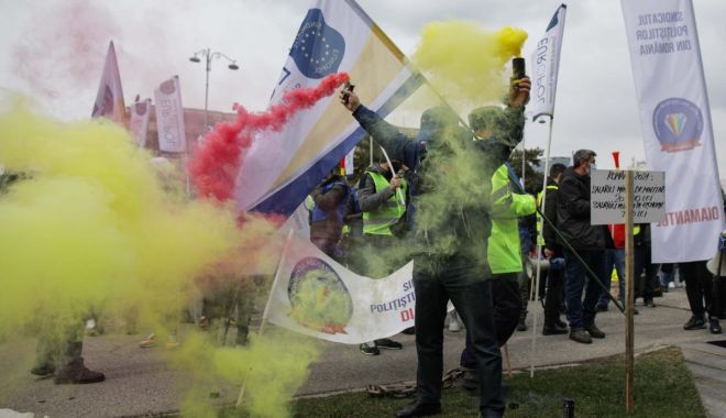 PROTESTE ALE POLIŢIŞTILOR! Nemulțumiți de majorarea salarială făcută de Guvern, oamenii legii trec la acțiune - protestpolitiepublisindinquampho-1661939031.jpg
