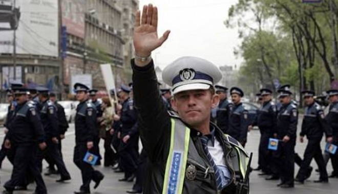 Condiții noi pentru polițiștii care vor  să le fie decontat transportul - protestpolitisti10cot40544600-1345667428.jpg