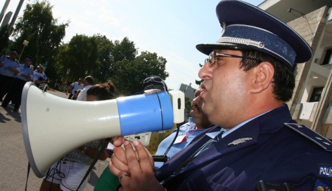 Polițiștii din Constanța vor sporuri anticorupție - protestpolitistimiting40-1333738078.jpg