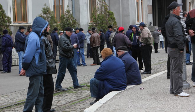 Greviștii din administrația portuară vor decide pe 2 mai dacă se întorc la muncă - protestport1-1335534728.jpg