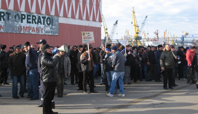 Directorul general adjunct al APC oprit pentru a doua oară să intre în sediul instituției - protestport11330972976-1334214976.jpg