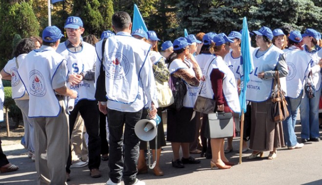 Mitingul profesorilor constănțeni, furtună într-un… lighean - protestprefectura60-1317846793.jpg