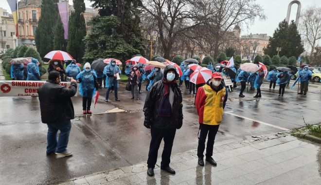 Pe ploaie și vânt, sindicaliştii Sanitas se plâng! „Cerem înlăturarea discriminărilor” - protestprintsanitas5-1610477370.jpg