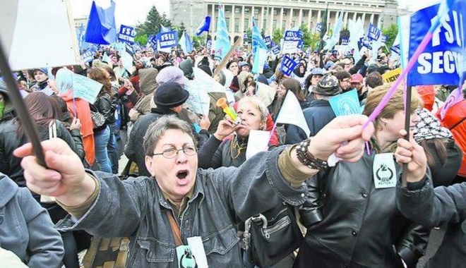 LEGEA SALARIZĂRII SCOATE OAMENII ÎN STRADĂ. Grefierii, angajații din administrația publică și din agențiile de mediu declanșează protestele - protestprofesorigm6451a78fda-1496122750.jpg