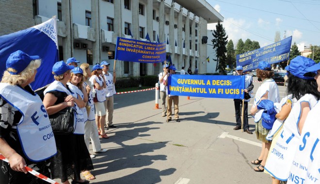 Dascălii constănțeni, amenințați de un nou val de disponibilizări?! - protestprofesoriprefectura5-1323006991.jpg