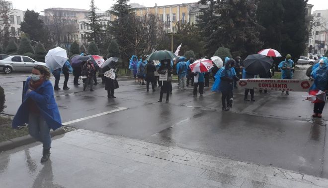 Pe ploaie și vânt, sindicaliştii Sanitas se plâng! „Cerem înlăturarea discriminărilor” - protestsanitas3-1610477411.jpg